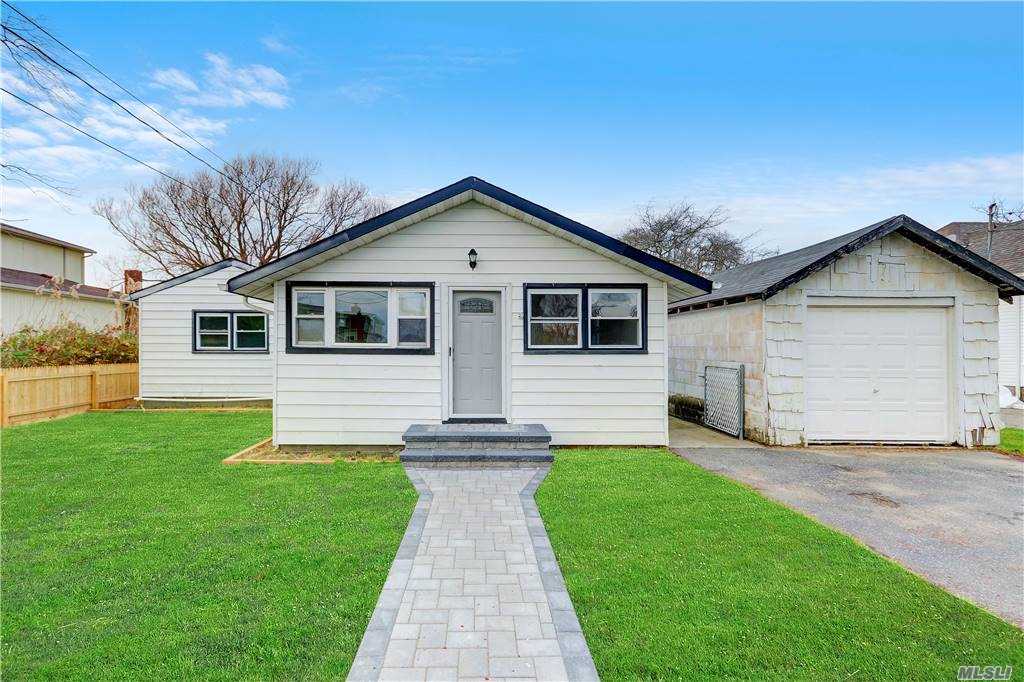 #1 photo, 300 S Dunton Avenue, サフォーク郡 East Patchogue , NY 11772