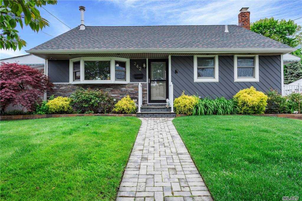 #1 photo, 242 E Hampton Road, サフォーク郡 Lindenhurst , NY 11757