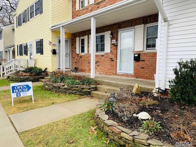 #1 photo, 864 Village Drive, سوفولك Hauppauge , NY 11788