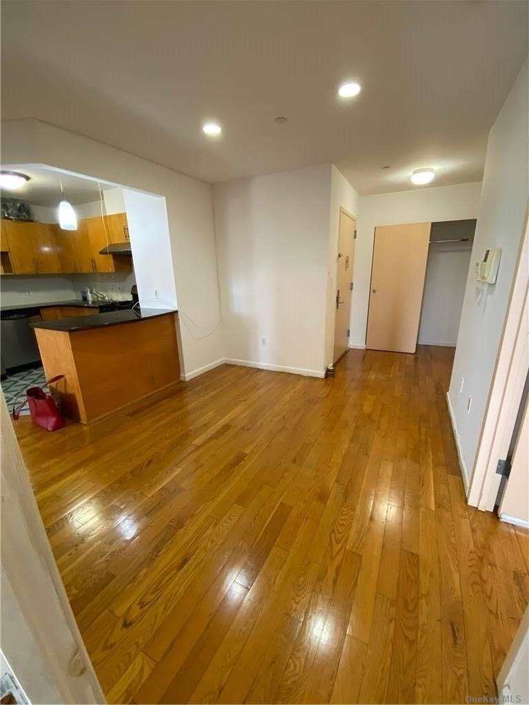 #1 photo, 78-36 46th Ave, एल्महर्स्ट Elmhurst , NY 11373