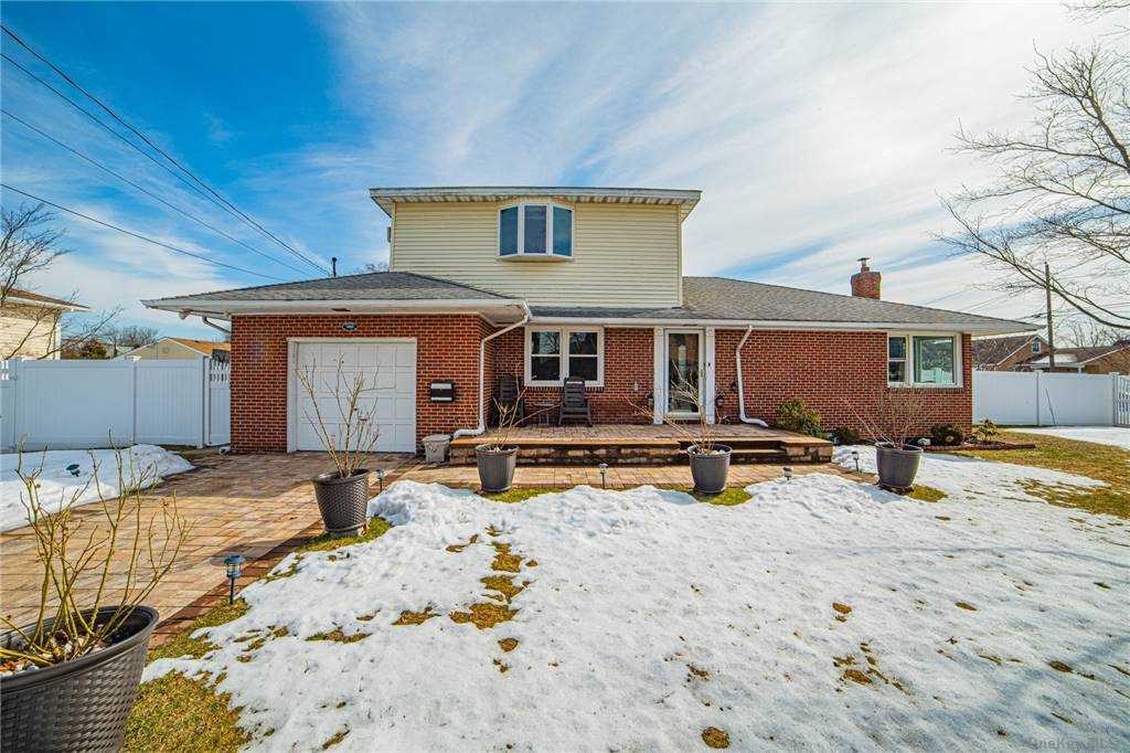 #1 photo, 450 Albany Avenue, Lindenhurst , NY 11757