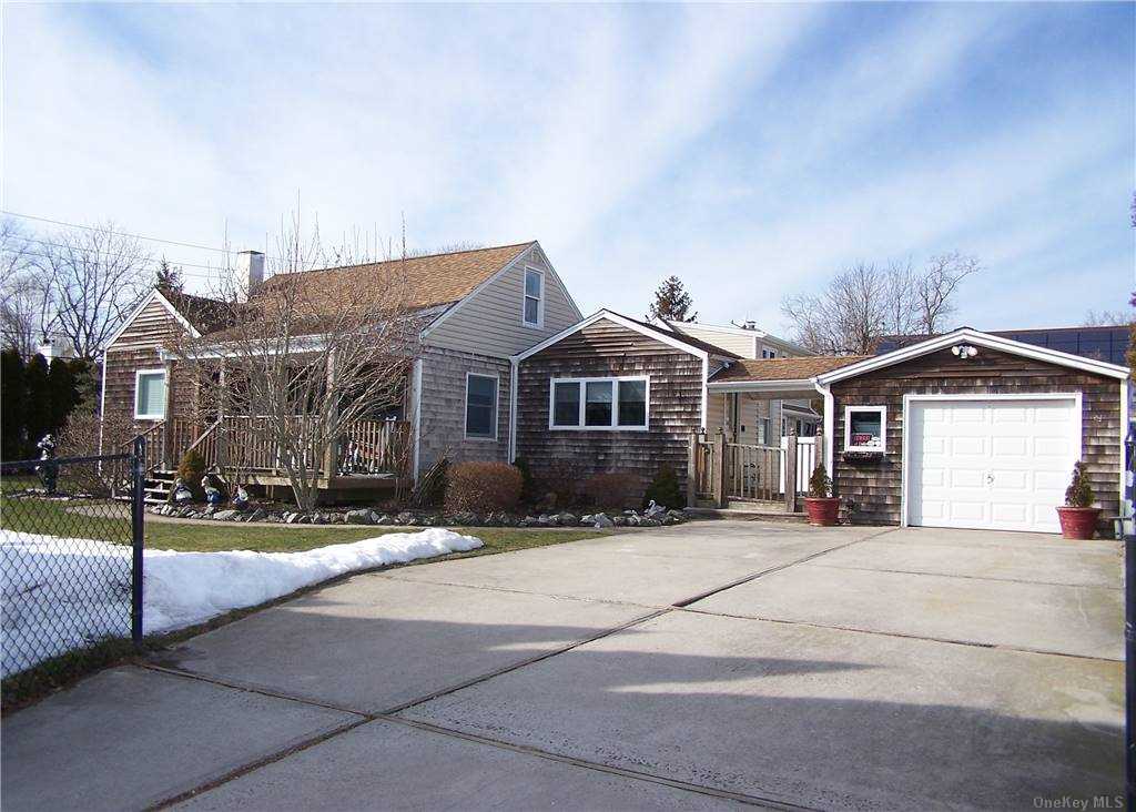 #1 photo, 53 Edgewater Drive, سوفولك Mastic Beach , NY 11951