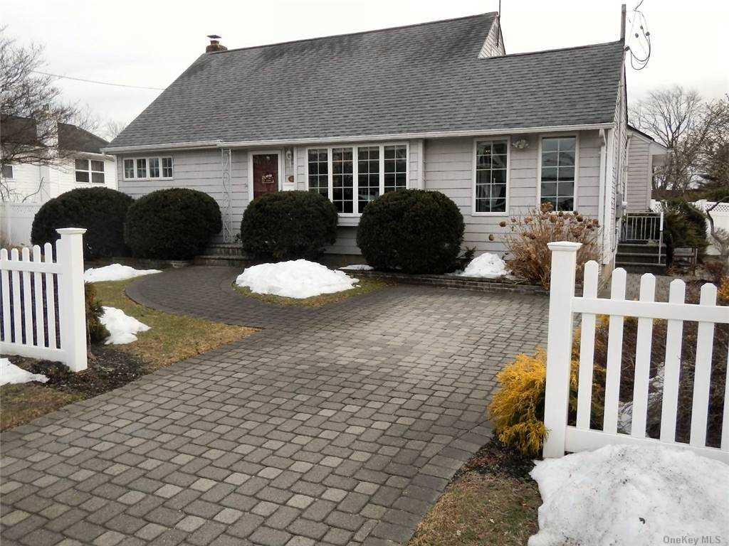 #1 photo, 425 34th Street, Lindenhurst , NY 11757