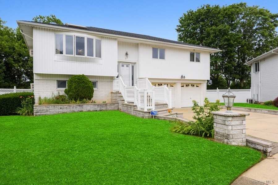 #1 photo, 17 Garynson Court, ناسو Plainview , NY 11803