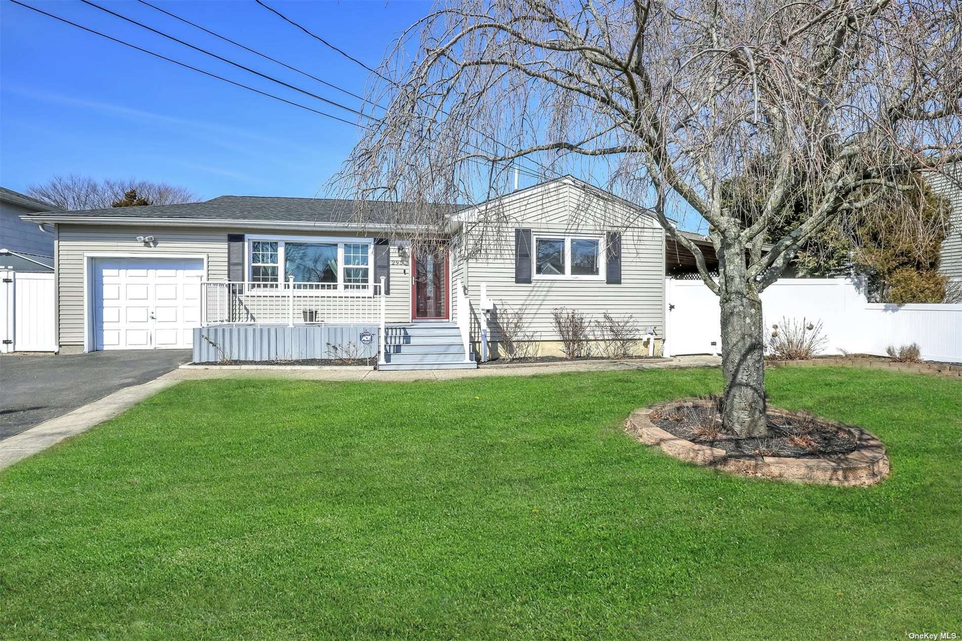 #1 photo, 295 Neptune Avenue, サフォーク郡 West Babylon , NY 11704