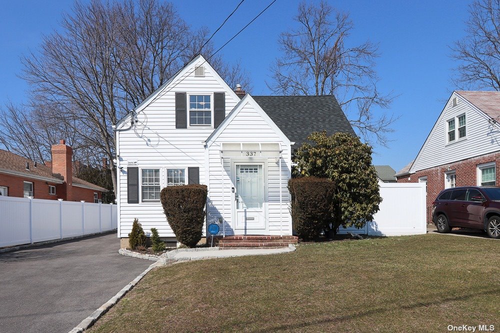 #1 photo, 337 Dover Street, নাসাউ কাউন্টি Westbury , NY 11590