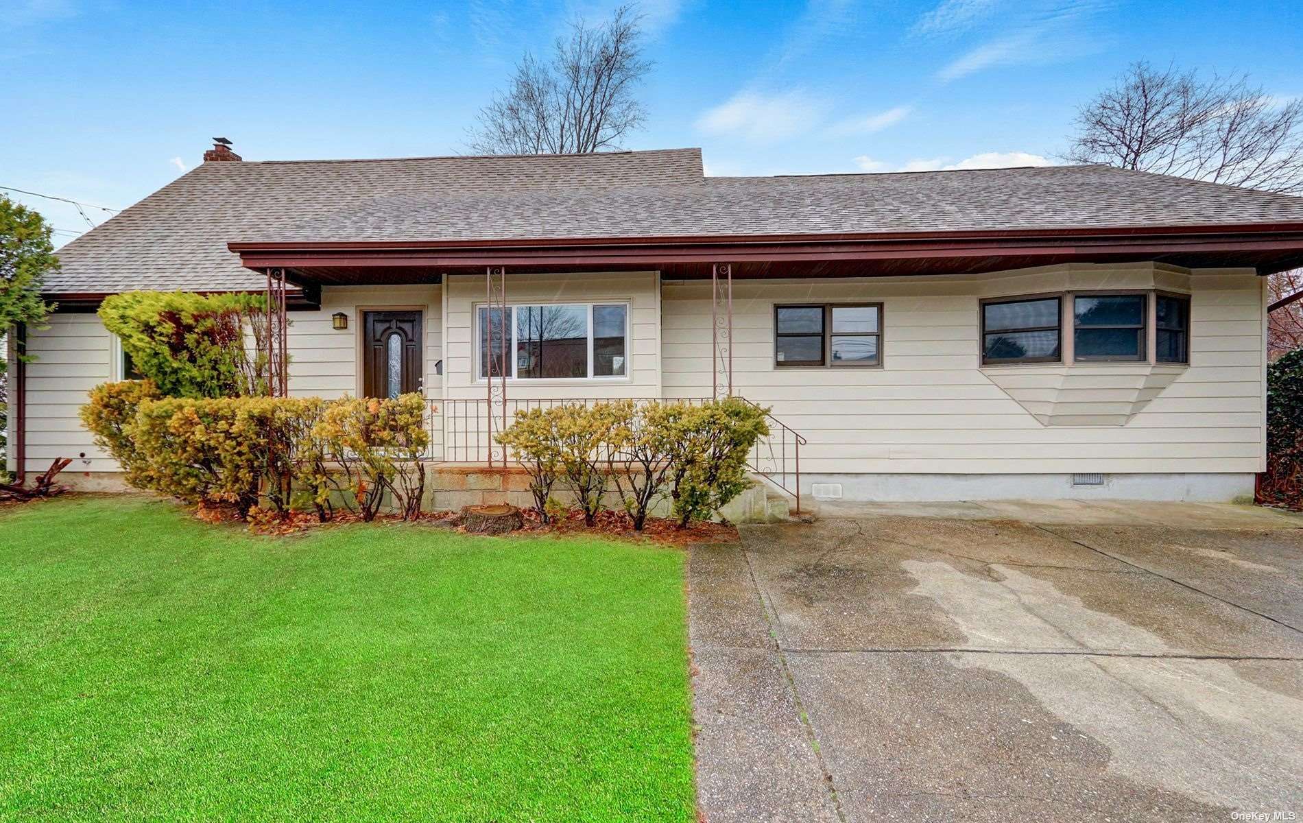 #1 photo, 31 Ecker Avenue, サフォーク郡 West Babylon , NY 11704