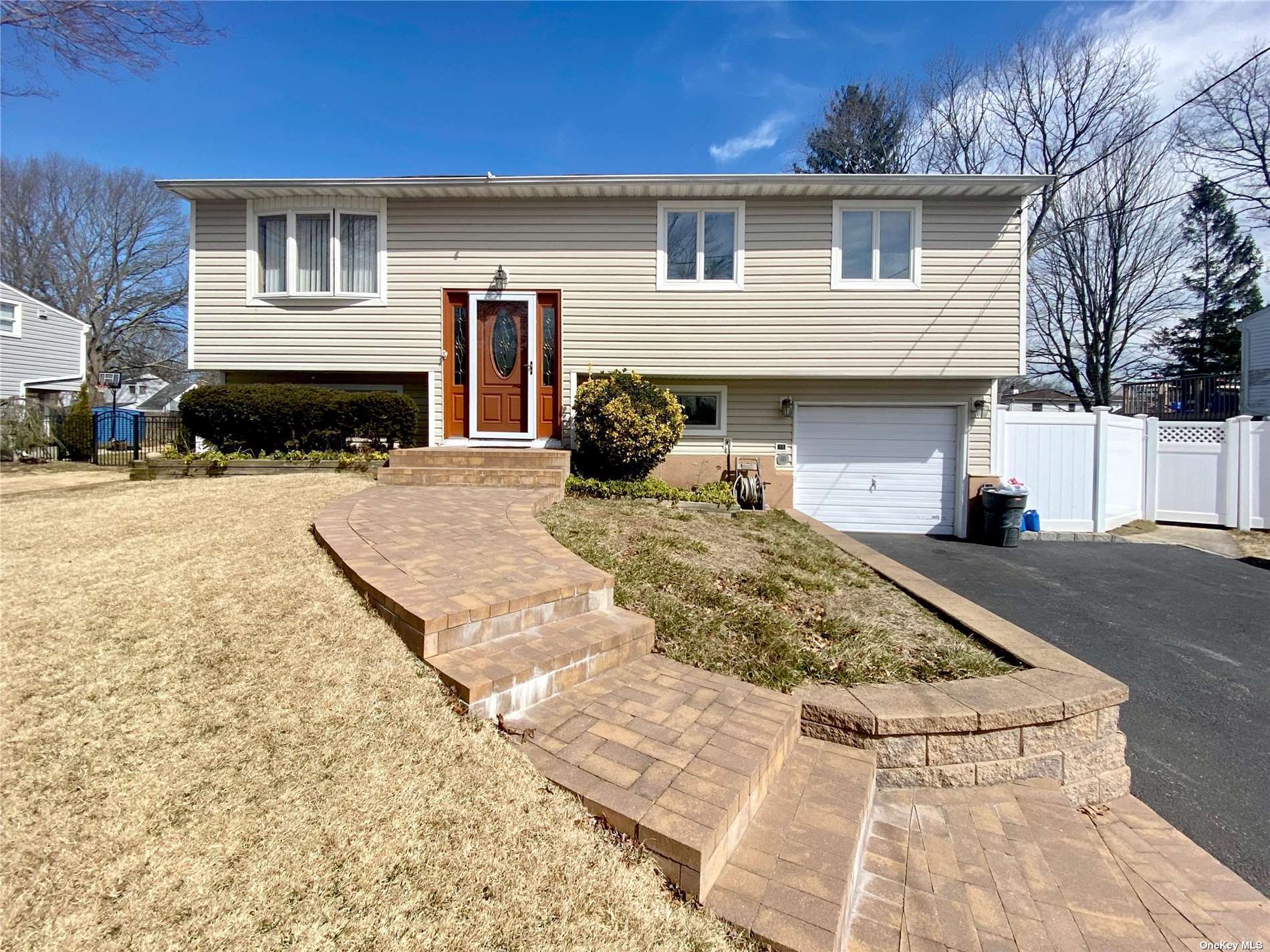 #1 photo, 33 Nostrand Avenue, サフォーク郡 Selden , NY 11784