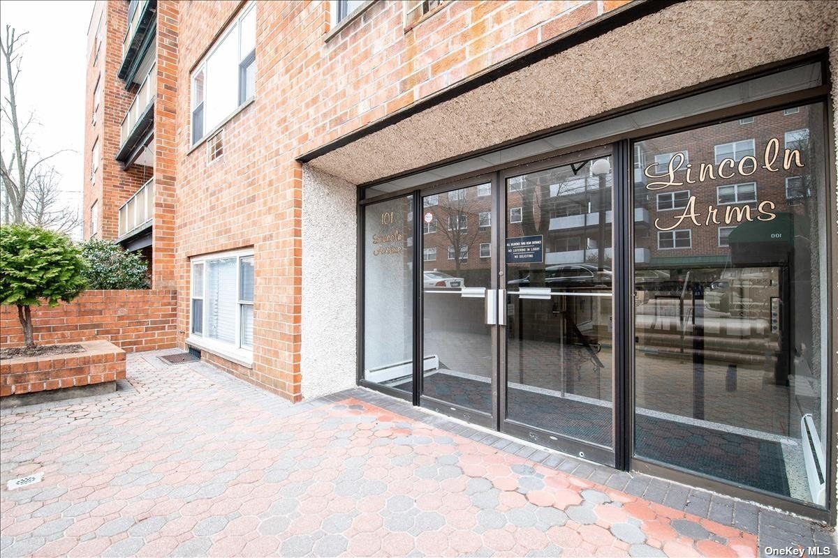 #1 photo, 101 Lincoln Ave, Mineola , NY 11501