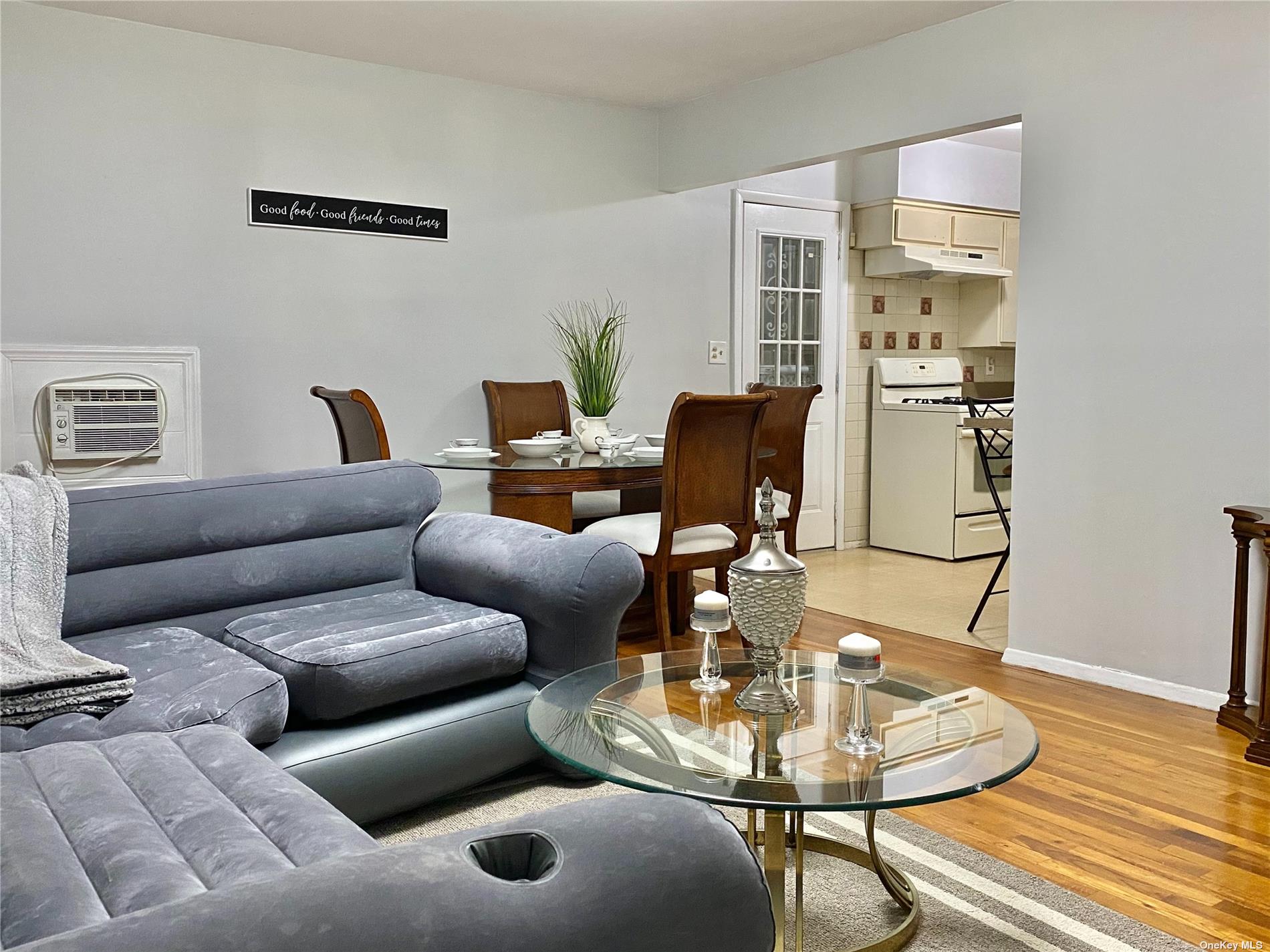 #1 photo, 91 Bennett Avenue, ナッソー郡 Roosevelt , NY 11575