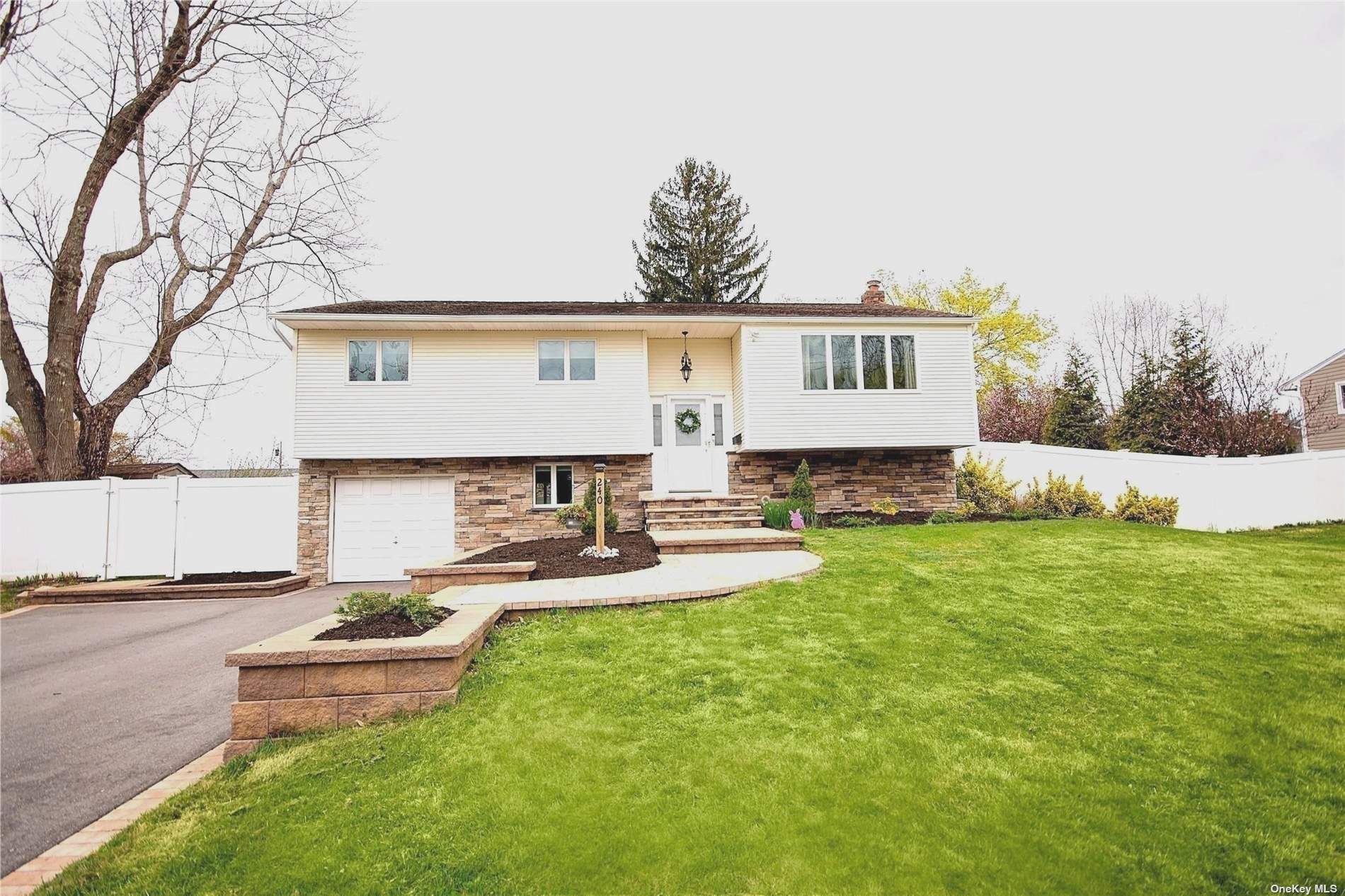 #1 photo, 240 Northern Boulevard, サフォーク郡 Saint James , NY 11780