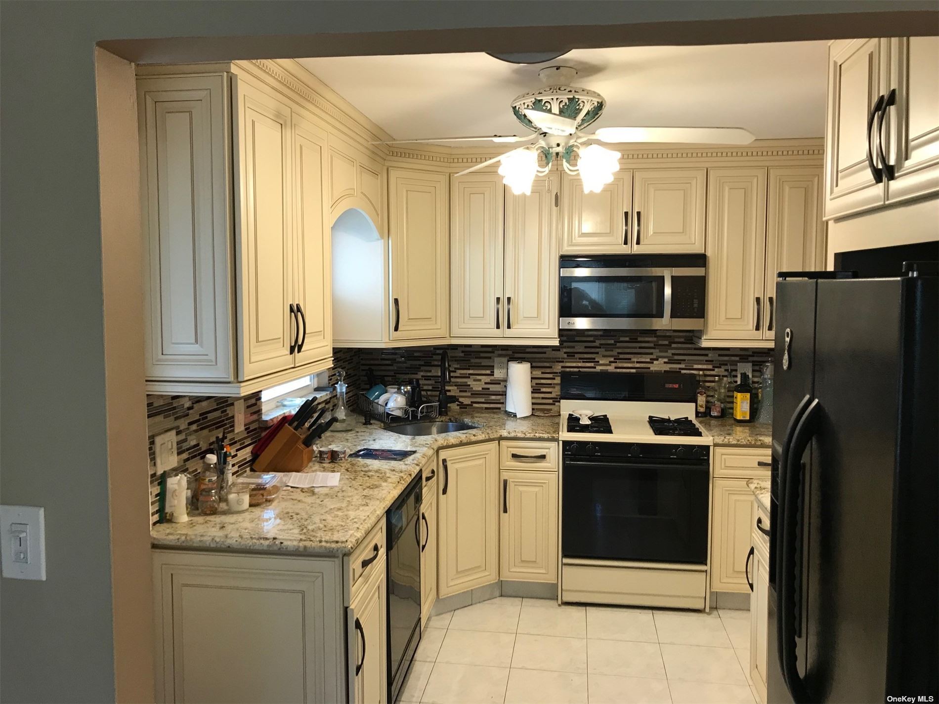 #1 photo, 89-11 Aubrey Avenue, Куинс ‖ Glendale , NY 11385