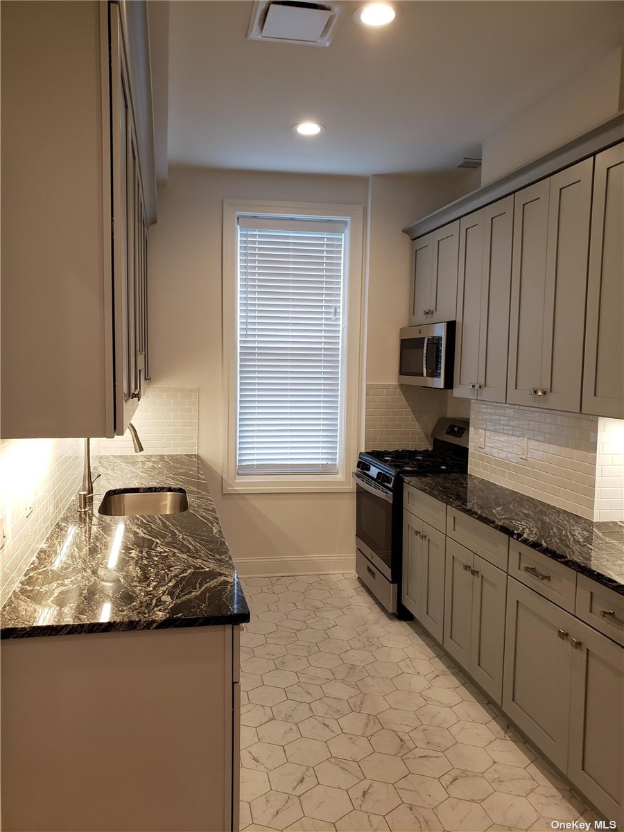 #1 photo, 60-60 Putnam Avenue, 뉴욕퀸즈 Ridgewood , NY 11385