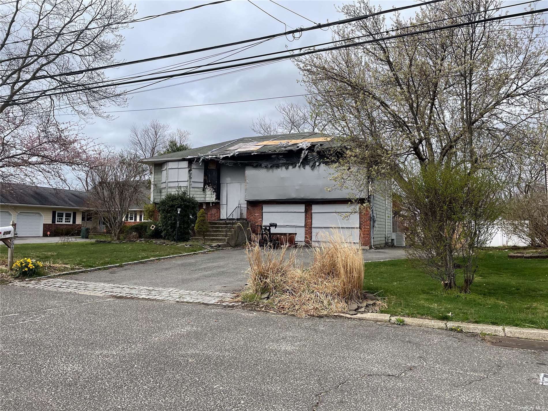 #1 photo, 206 Connetquot Road, מחוז סאפוק Oakdale , NY 11769