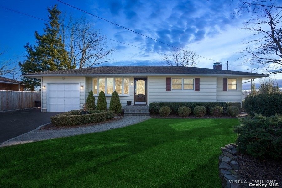 #1 photo, 12 Taylor Avenue, מחוז סאפוק Centereach , NY 11720