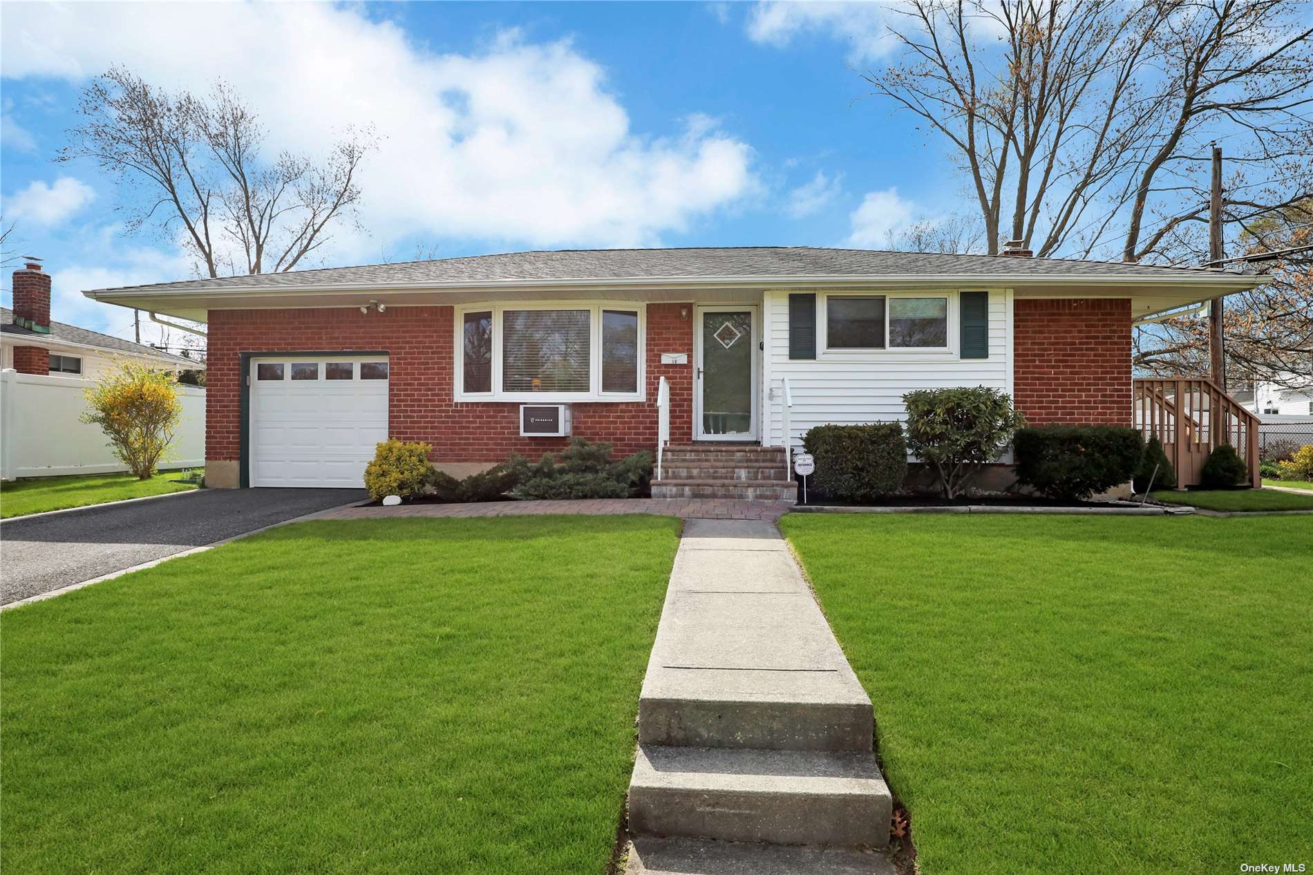 #1 photo, 10 Valmont Lane, 东长岛 康马克 Commack , NY 11725