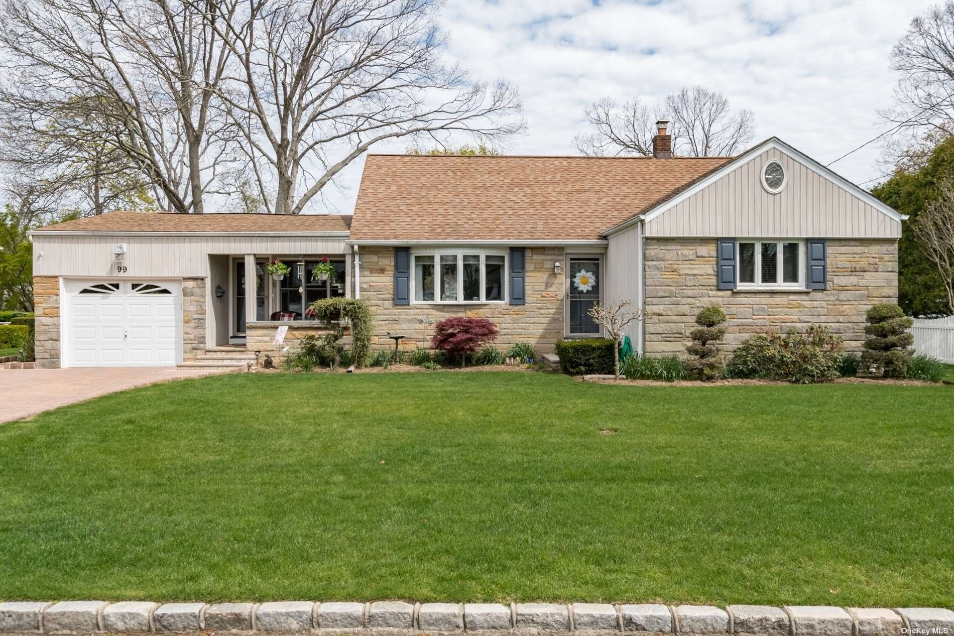 #1 photo, 99 Edgewood Road, सफ़ोक काउंटी West Islip , NY 11795