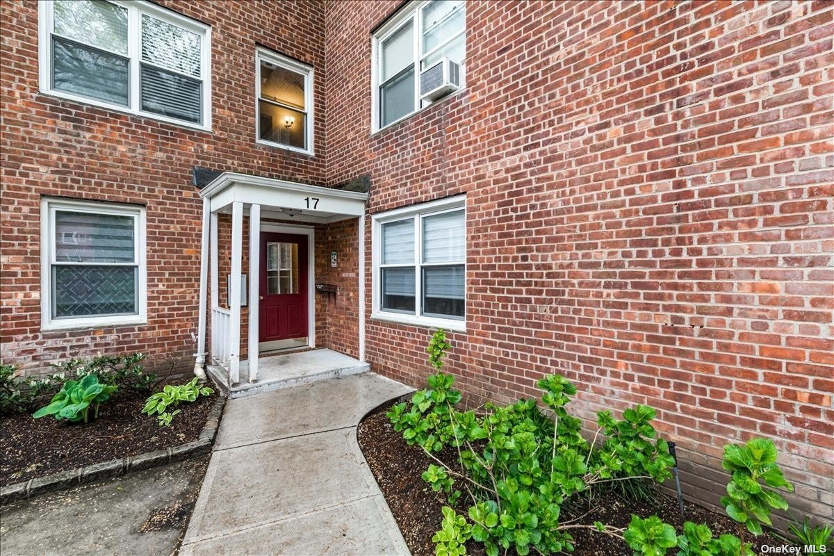 #1 photo, 17 Edwards, Roslyn Heights , NY 11577