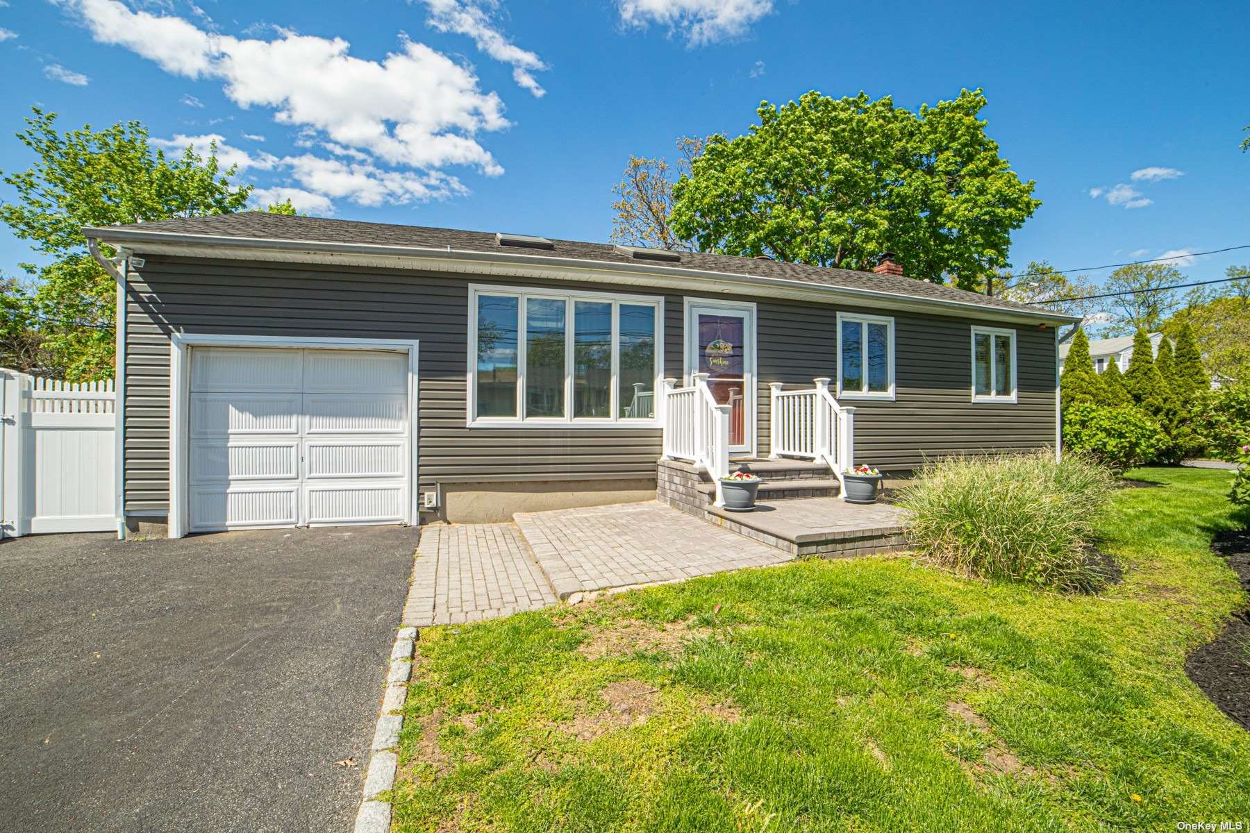 #1 photo, 855 Peconic Avenue, सफ़ोक काउंटी West Babylon , NY 11704