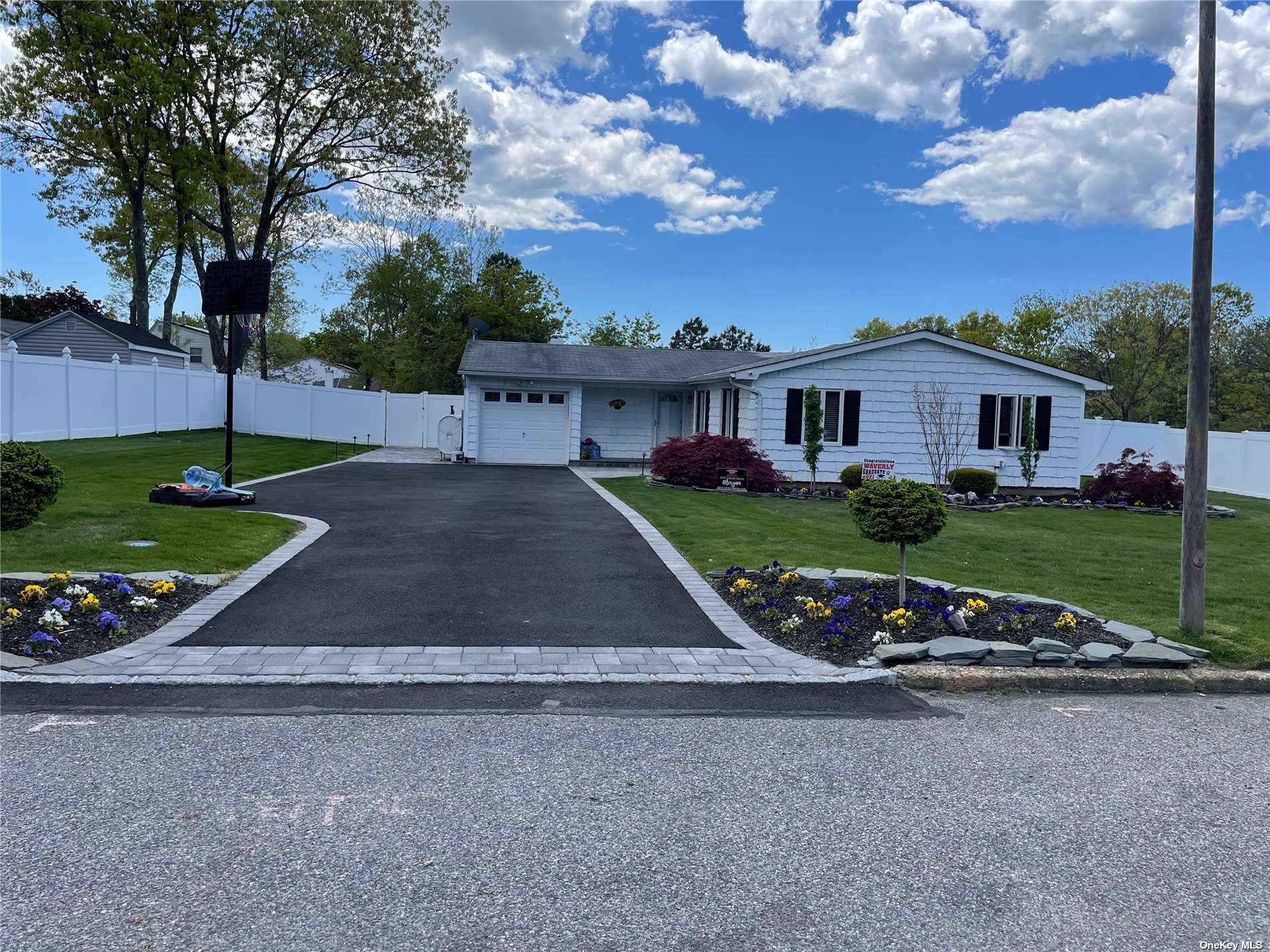 #1 photo, 84 Ridgewood Avenue, מחוז סאפוק Holtsville , NY 11742