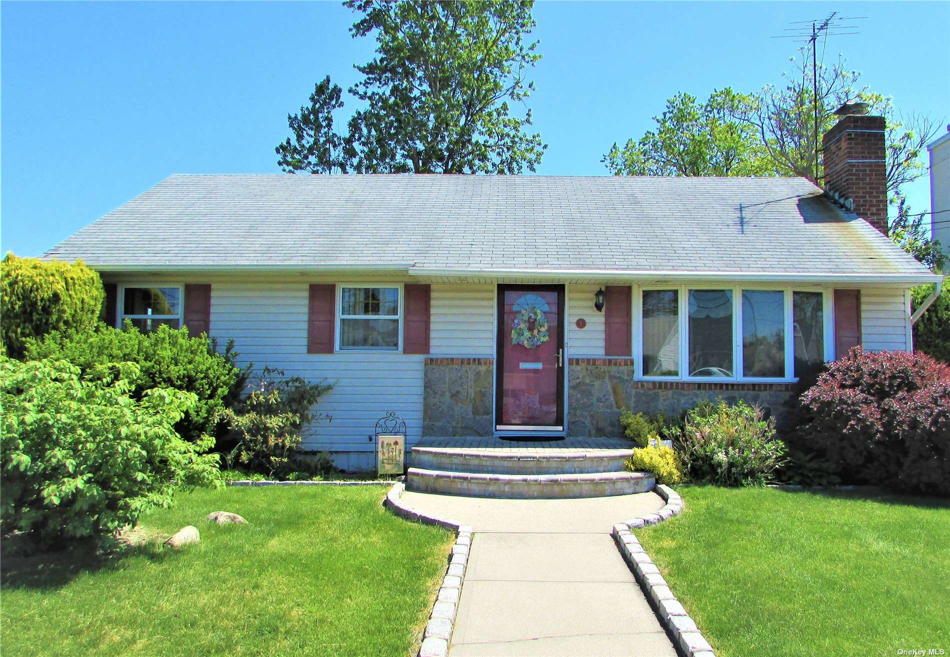 #1 photo, 1 Savoy Place, ناسو Hicksville , NY 11801