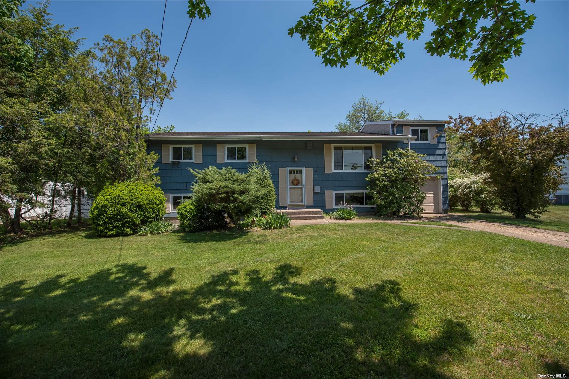 #1 photo, 11 Circle Drive, Wheatley Heights , NY 11798