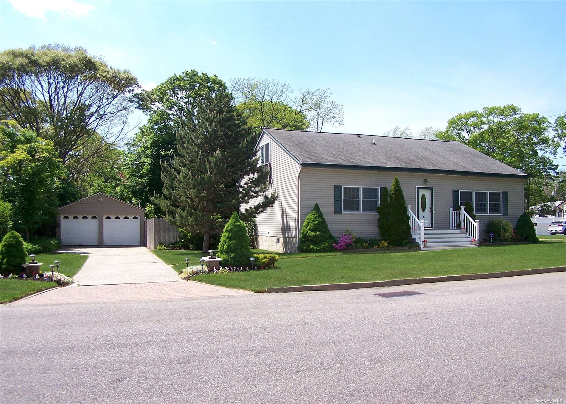 #1 photo, 1498 Grundy Avenue, サフォーク郡 Holbrook , NY 11741