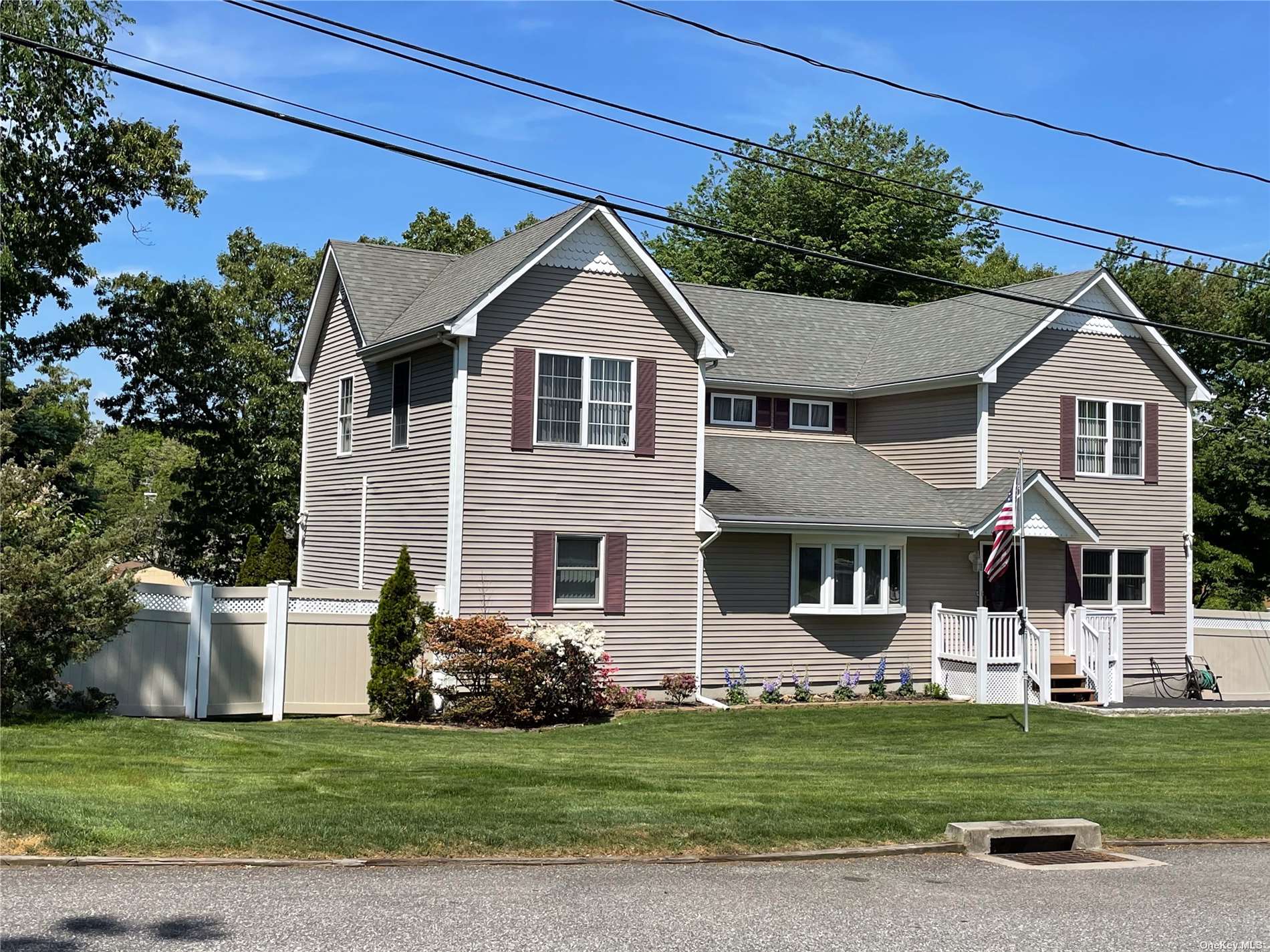 #1 photo, 4 Hillside Road, מחוז סאפוק Farmingville , NY 11738