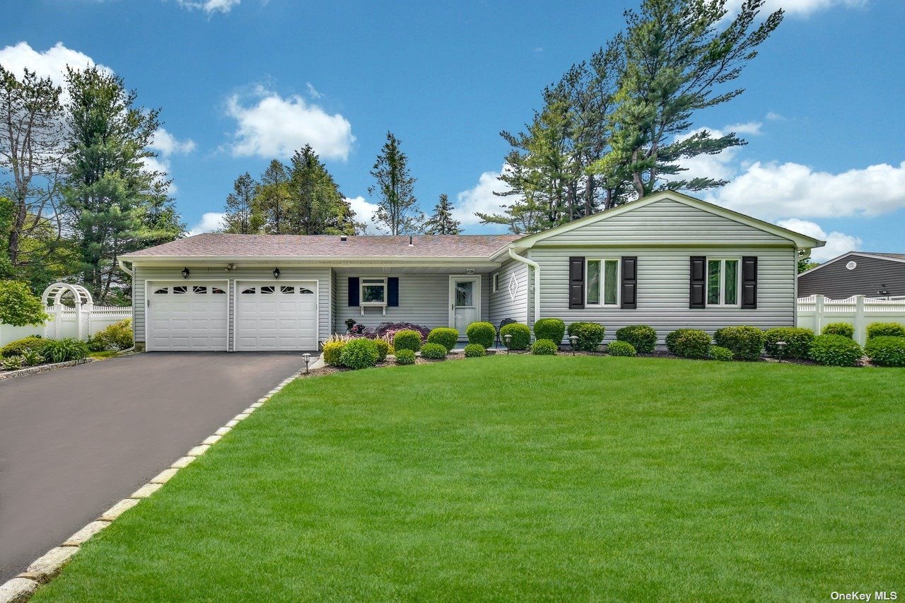 #1 photo, 12 Glenmark Lane, سوفولك East Northport , NY 11731