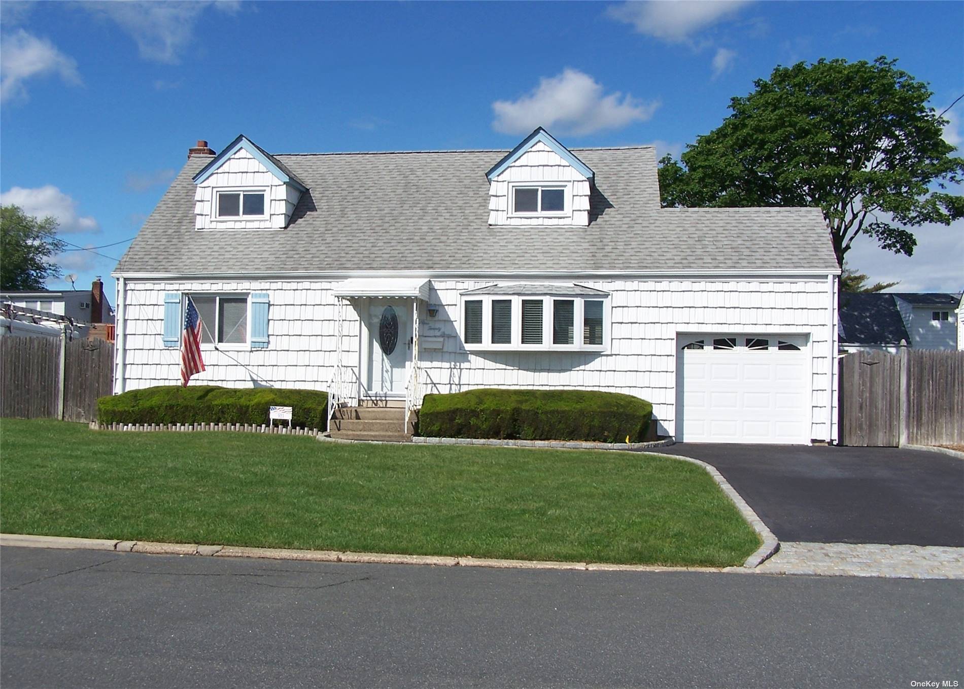 #1 photo, 923 N Erie Avenue, Lindenhurst , NY 11757