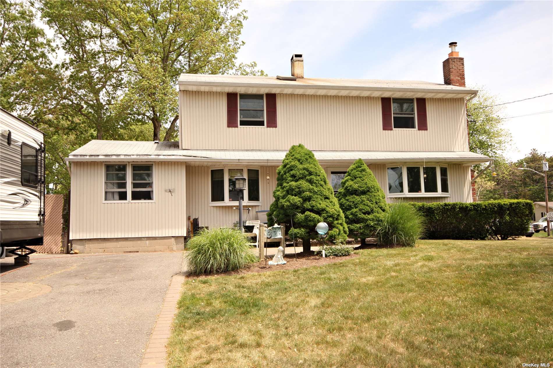 #1 photo, 31 Brenner Road, सफ़ोक काउंटी Coram , NY 11727