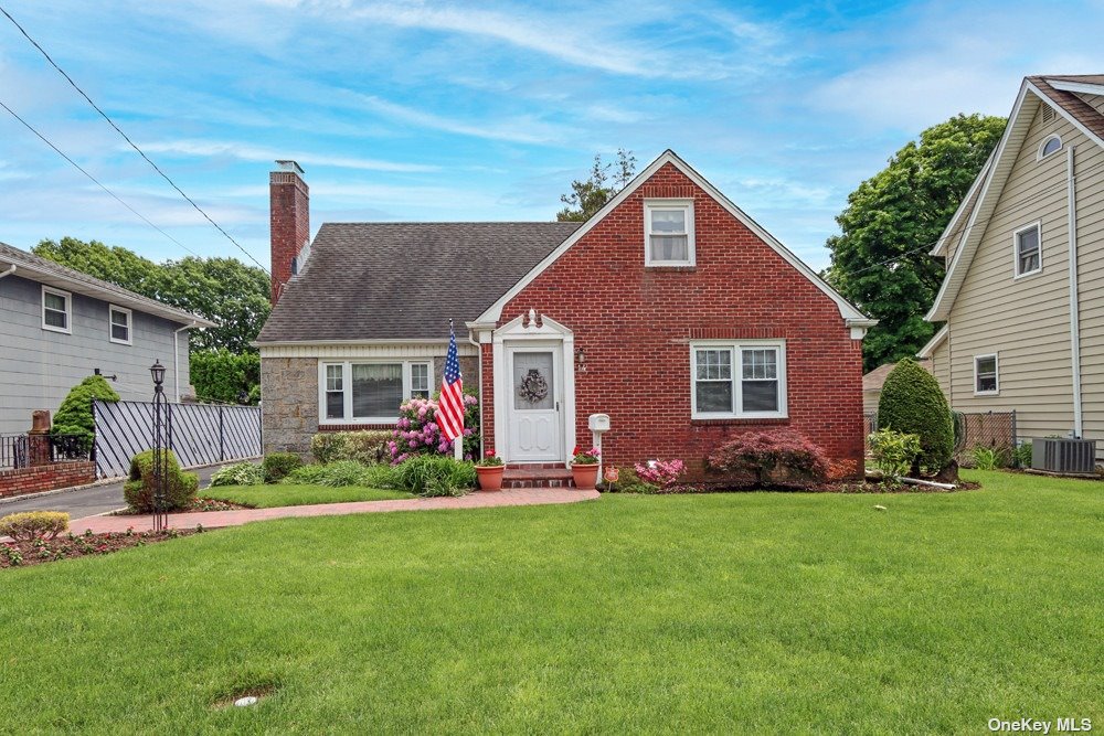 #1 photo, 14 Elm Street, নাসাউ কাউন্টি Westbury , NY 11590