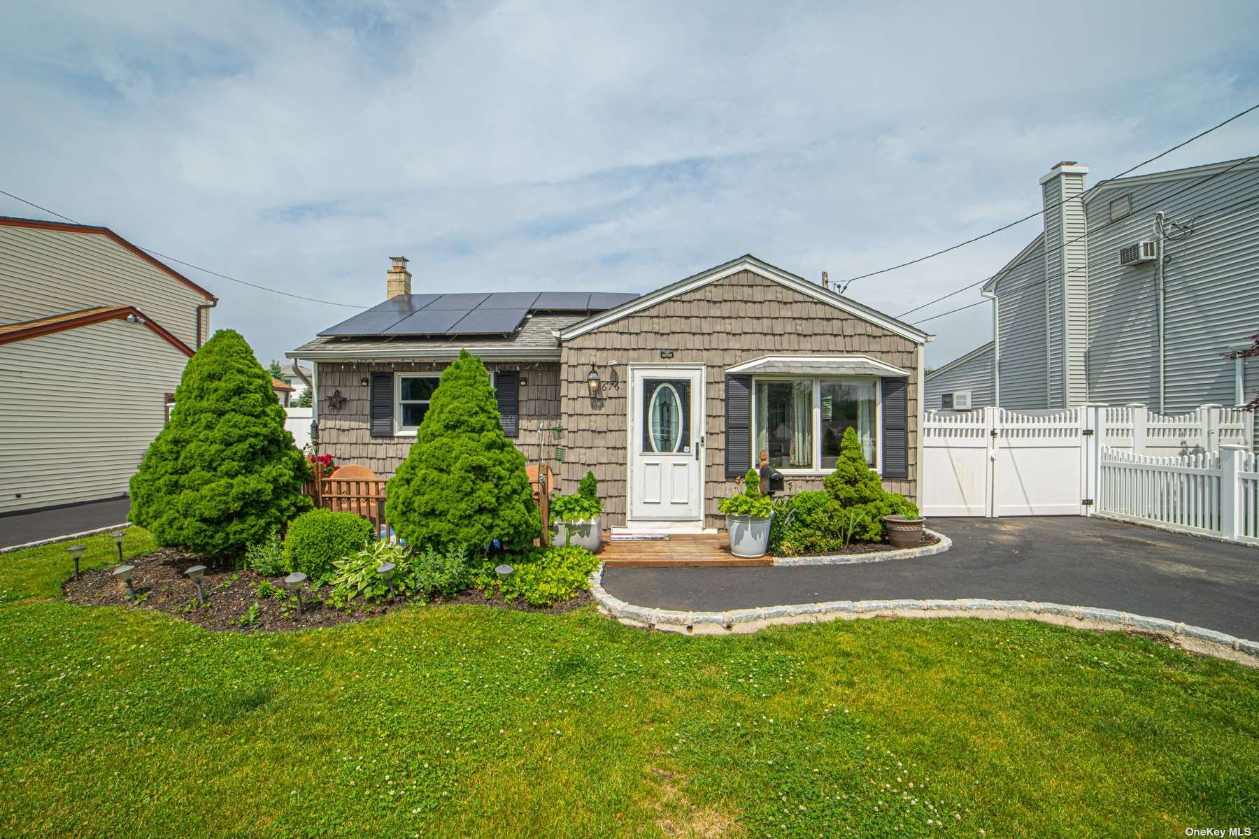 #1 photo, 676 N Hamilton Avenue, サフォーク郡 Lindenhurst , NY 11757