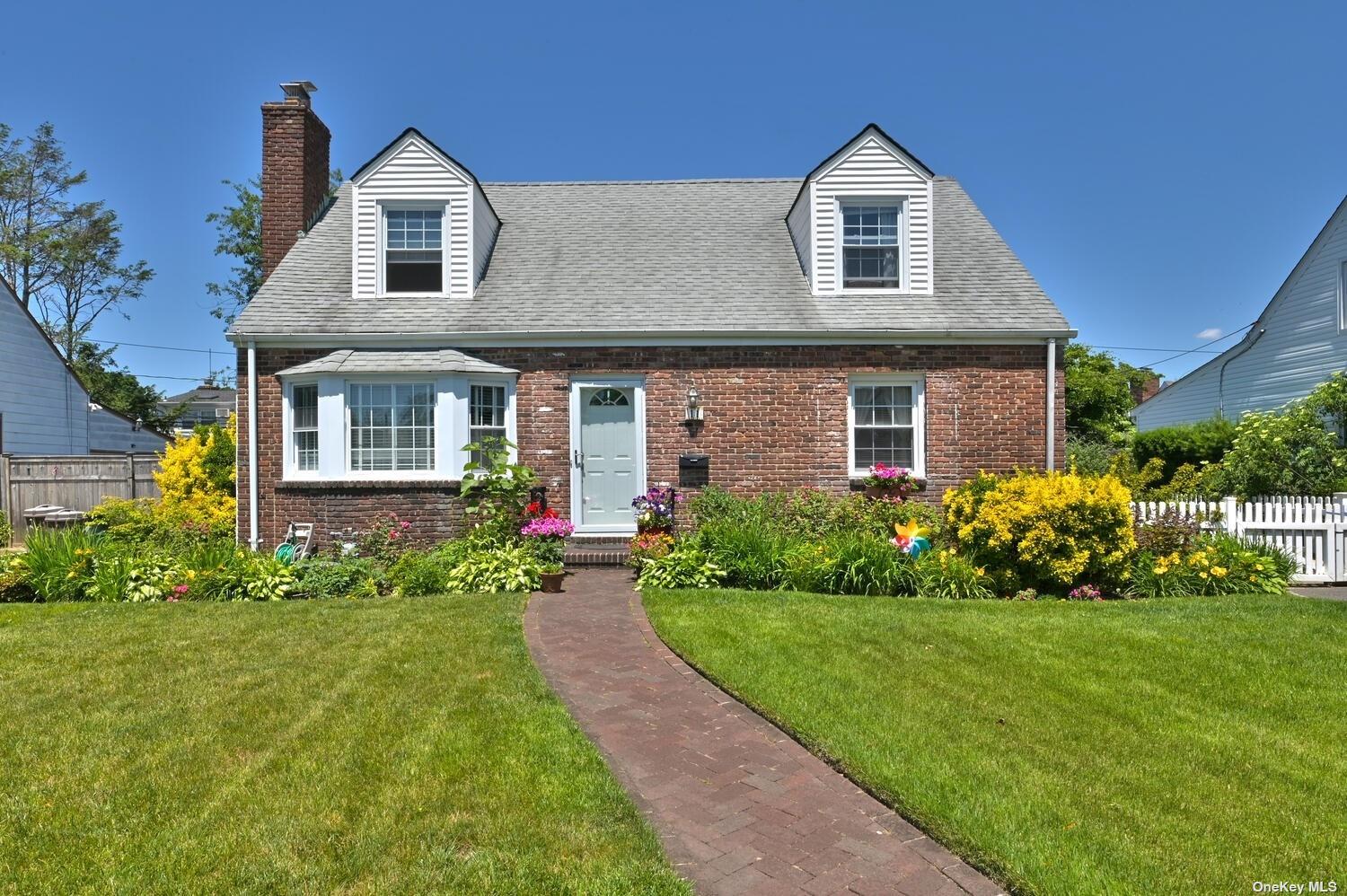 #1 photo, 11 Surrey Drive, ناسو Merrick , NY 11566