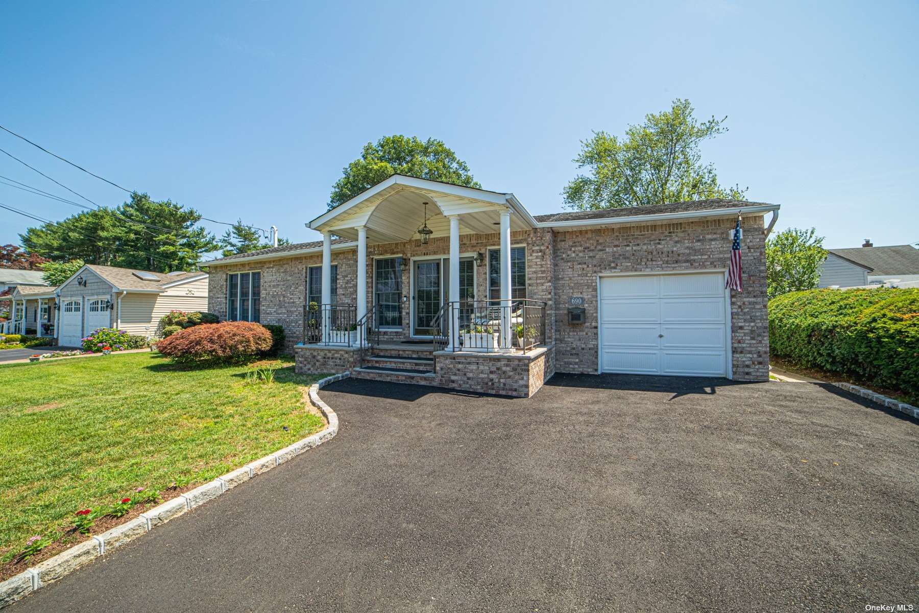 #1 photo, 690 Peconic Avenue, سوفولك West Babylon , NY 11704