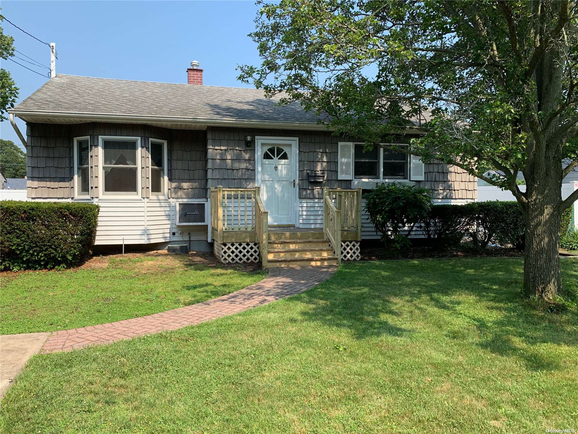 #1 photo, 1041 Carll Drive, Саффолк ‖ Bay Shore , NY 11706