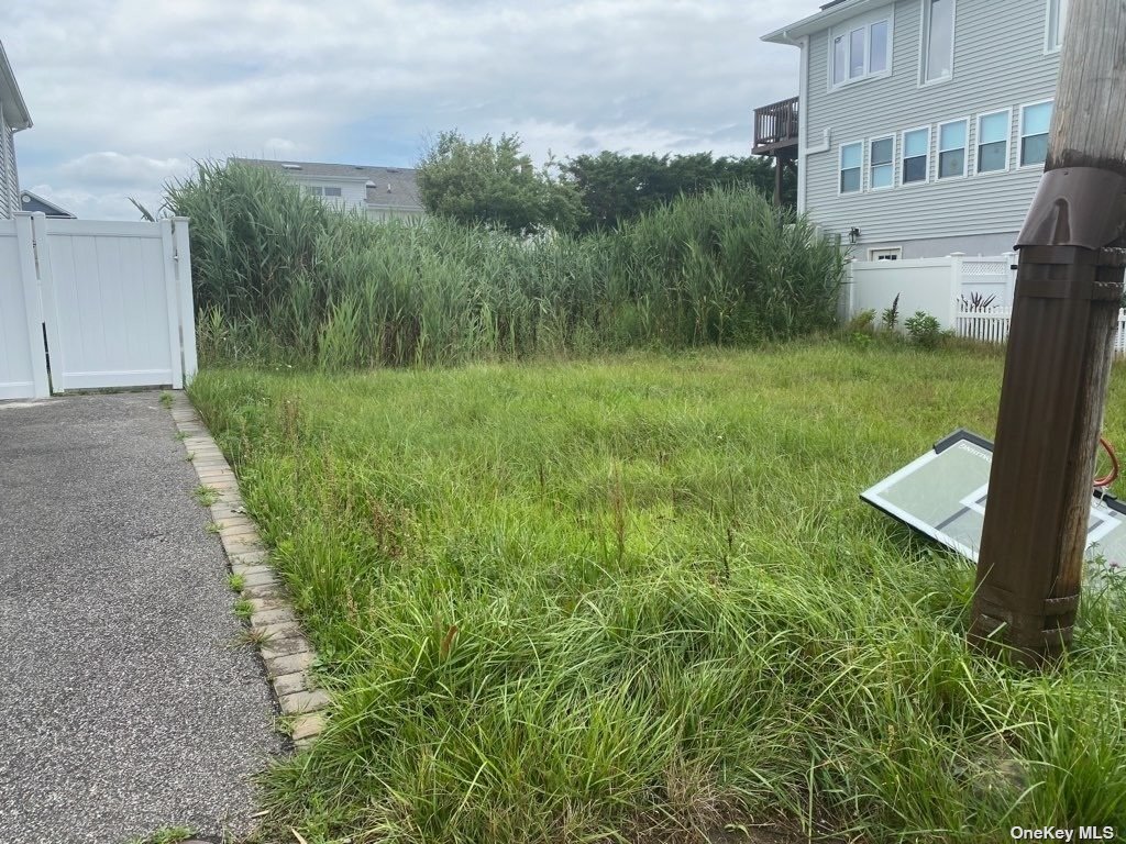 #1 photo, 873 Beach Street, מחוז סאפוק Lindenhurst , NY 11757