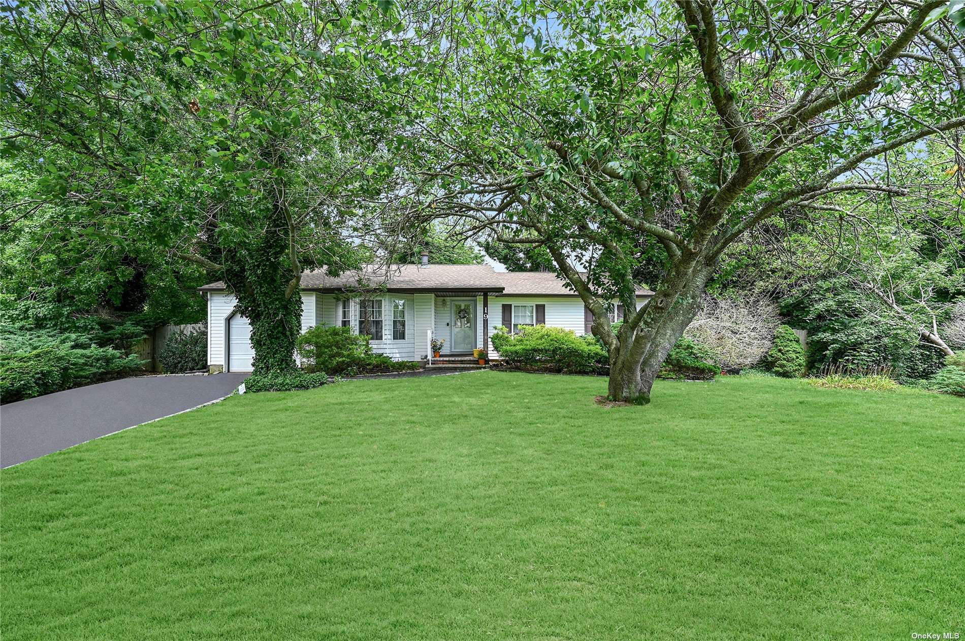 #1 photo, 19 Valerie Court, 东长岛 Sayville , NY 11782