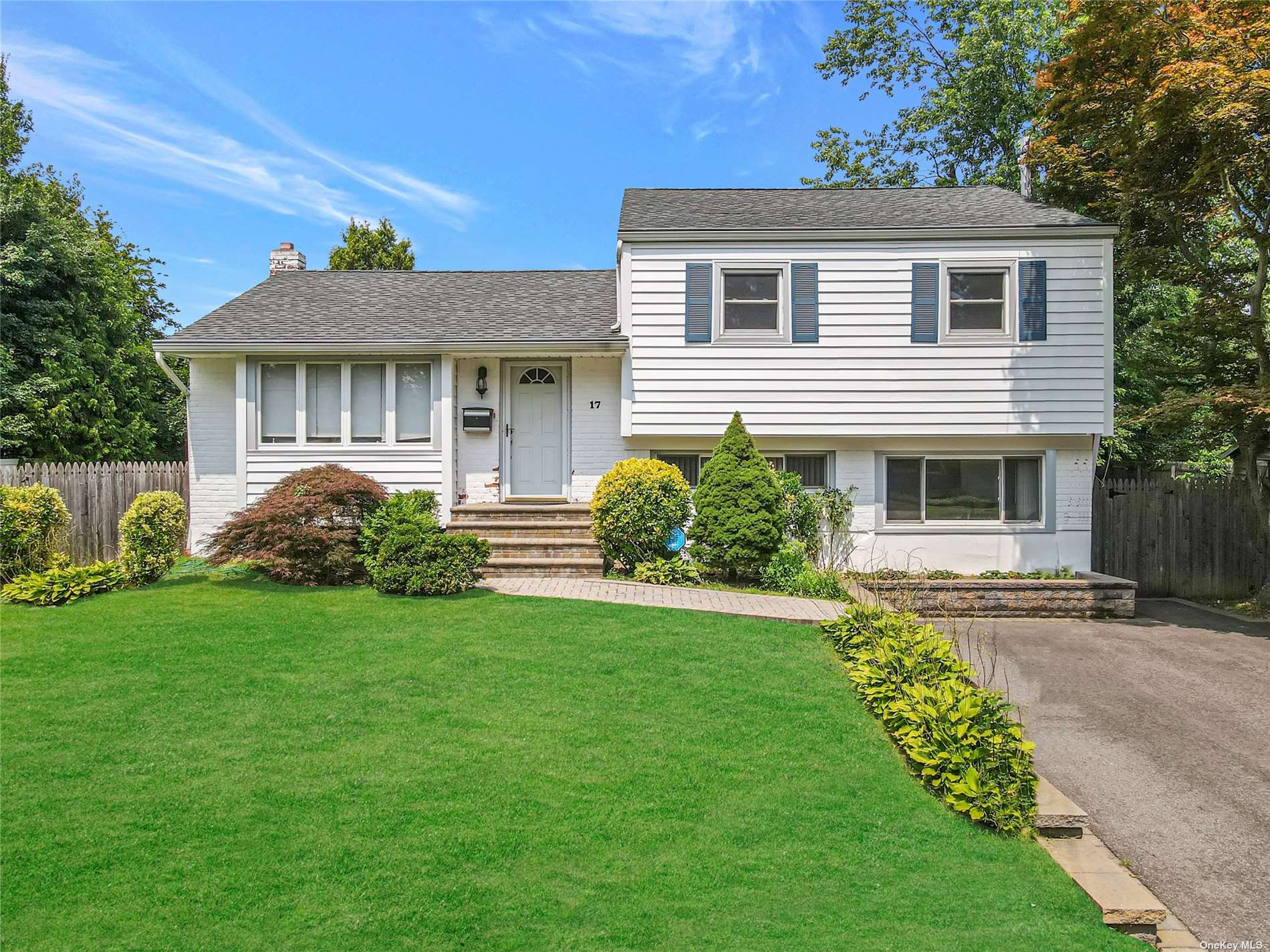 #1 photo, 17 Marlowe Place, Greenlawn , NY 11740