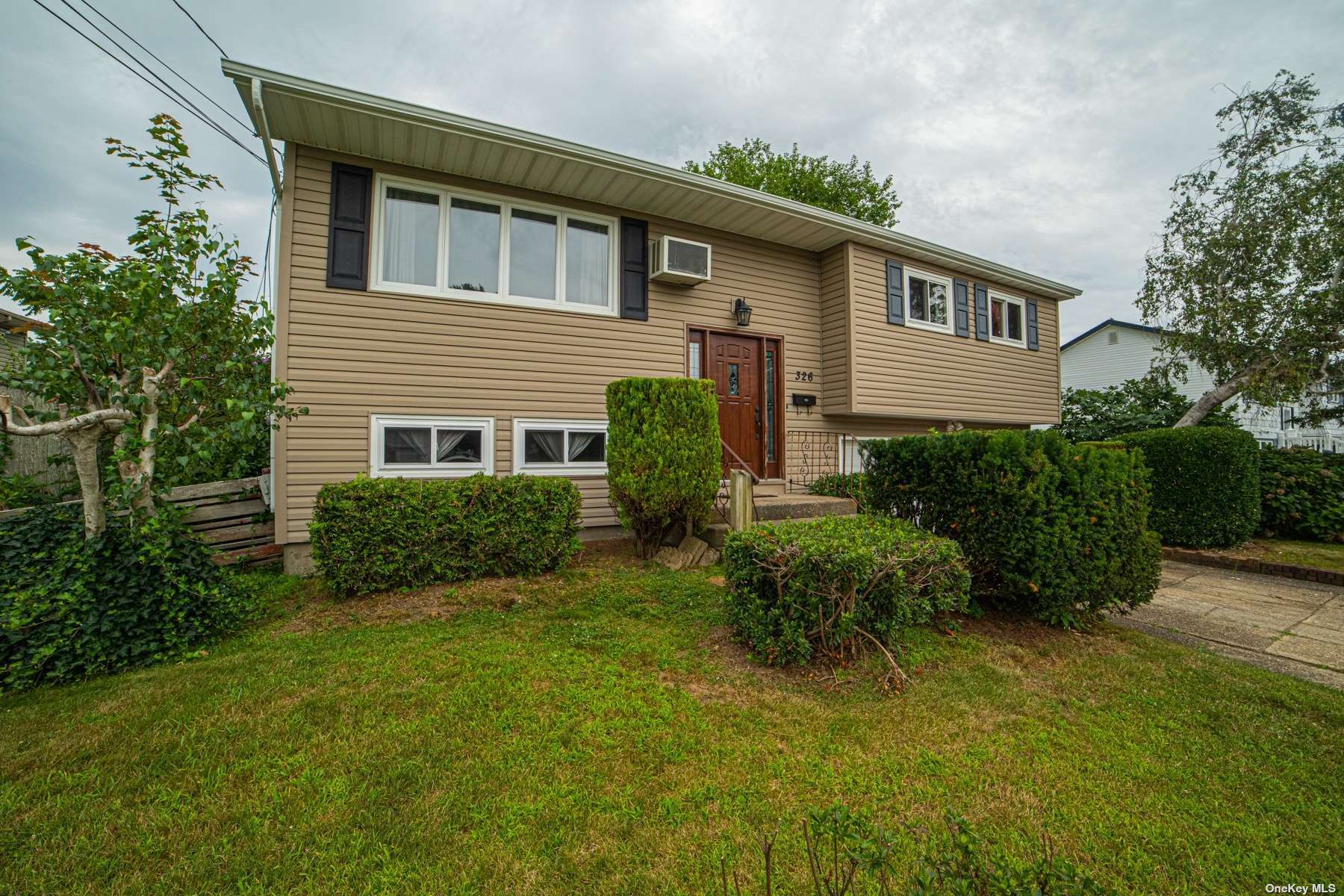 #1 photo, 326 Maplewood Street, Саффолк ‖ Islip Terrace , NY 11752