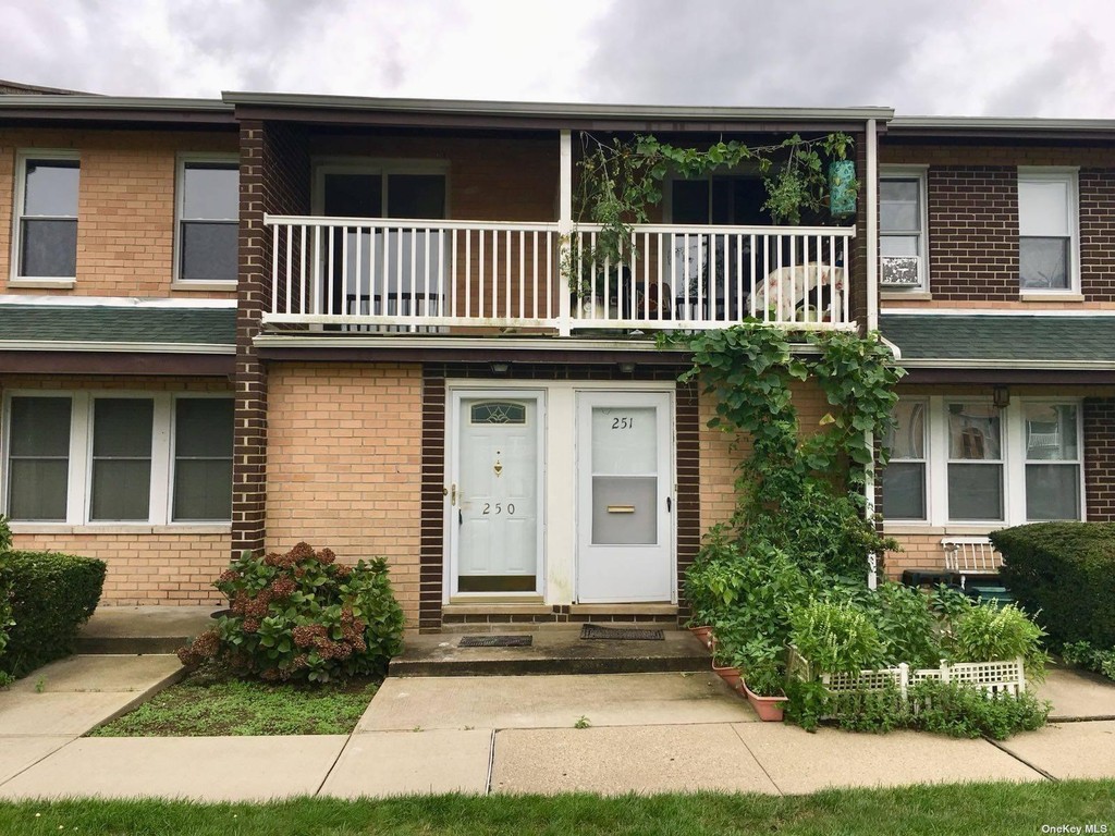 #1 photo, 250 Artist Lake Drive, Middle Island , NY 11953