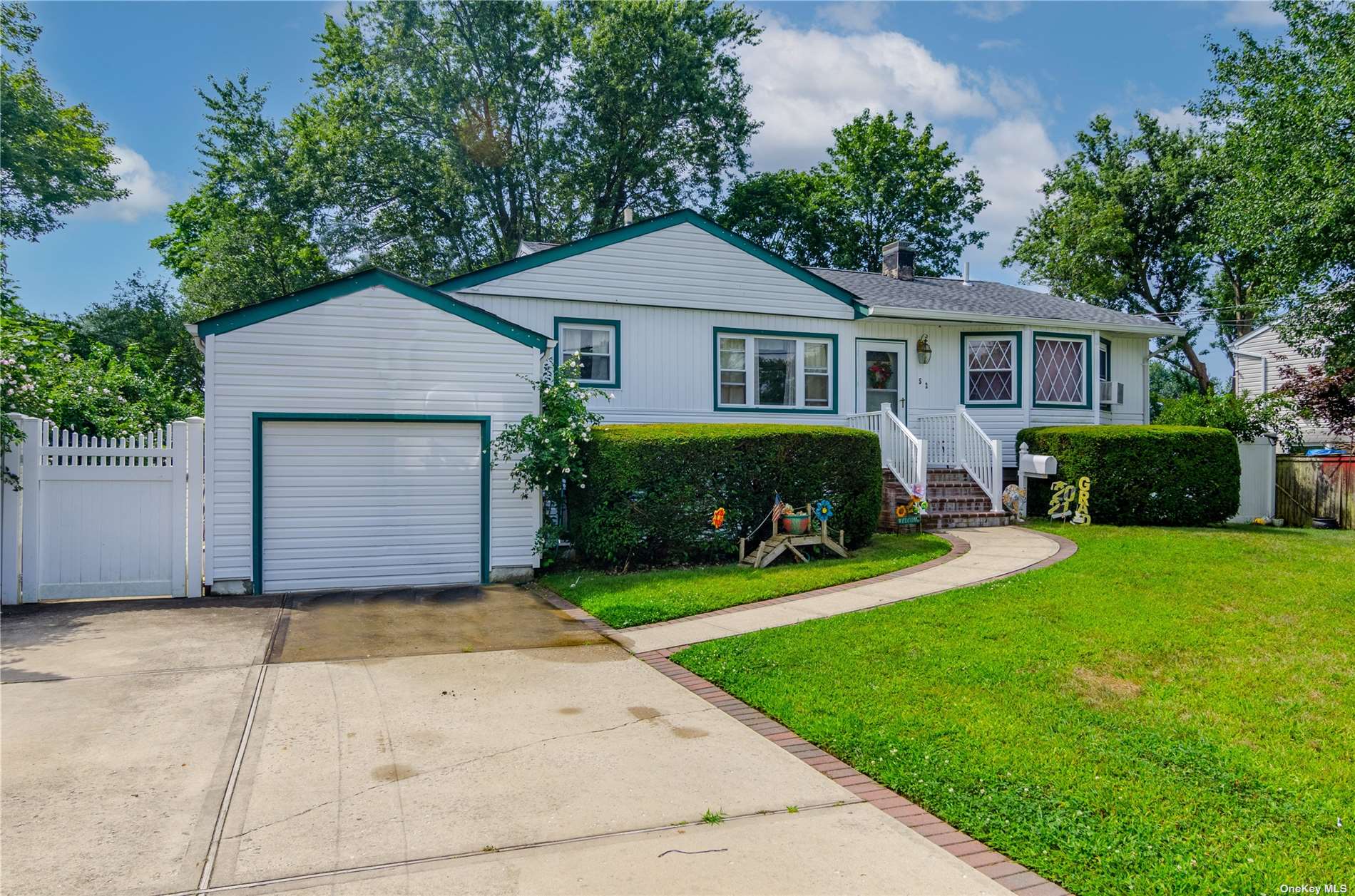 #1 photo, 52 Juniper Street, מחוז סאפוק Central Islip , NY 11722