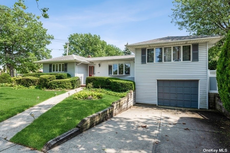 #1 photo, 1972 Cole Drive, Нассау ‖ East Meadow , NY 11554