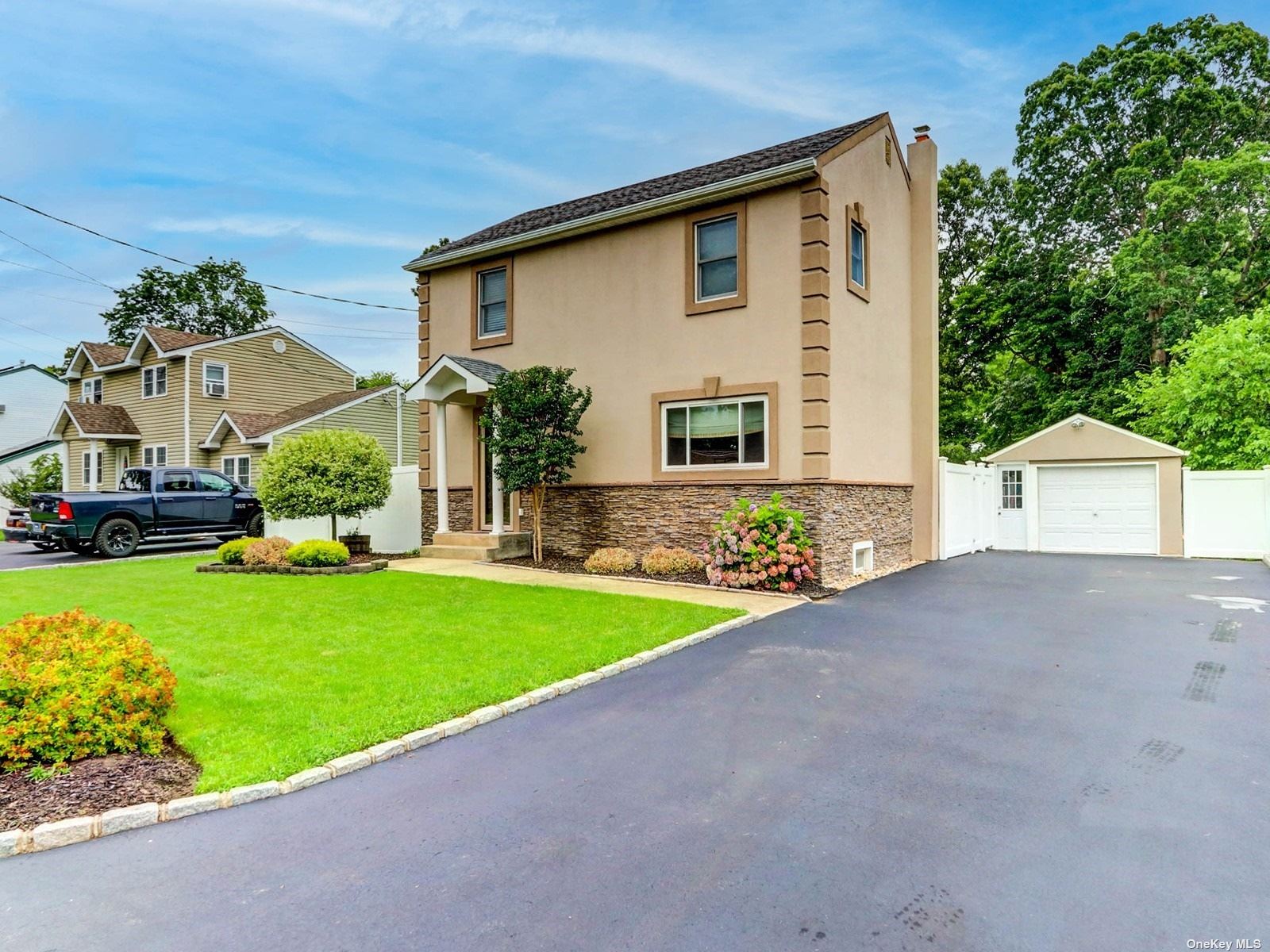 #1 photo, 23 Brian Avenue, سوفولك Holtsville , NY 11742