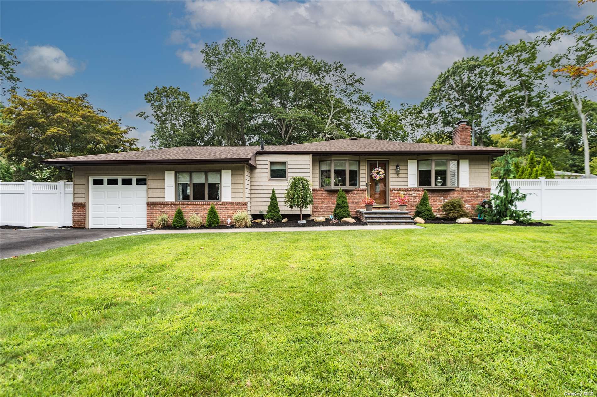 #1 photo, 8 Bartel Place, سوفولك South Huntington , NY 11746