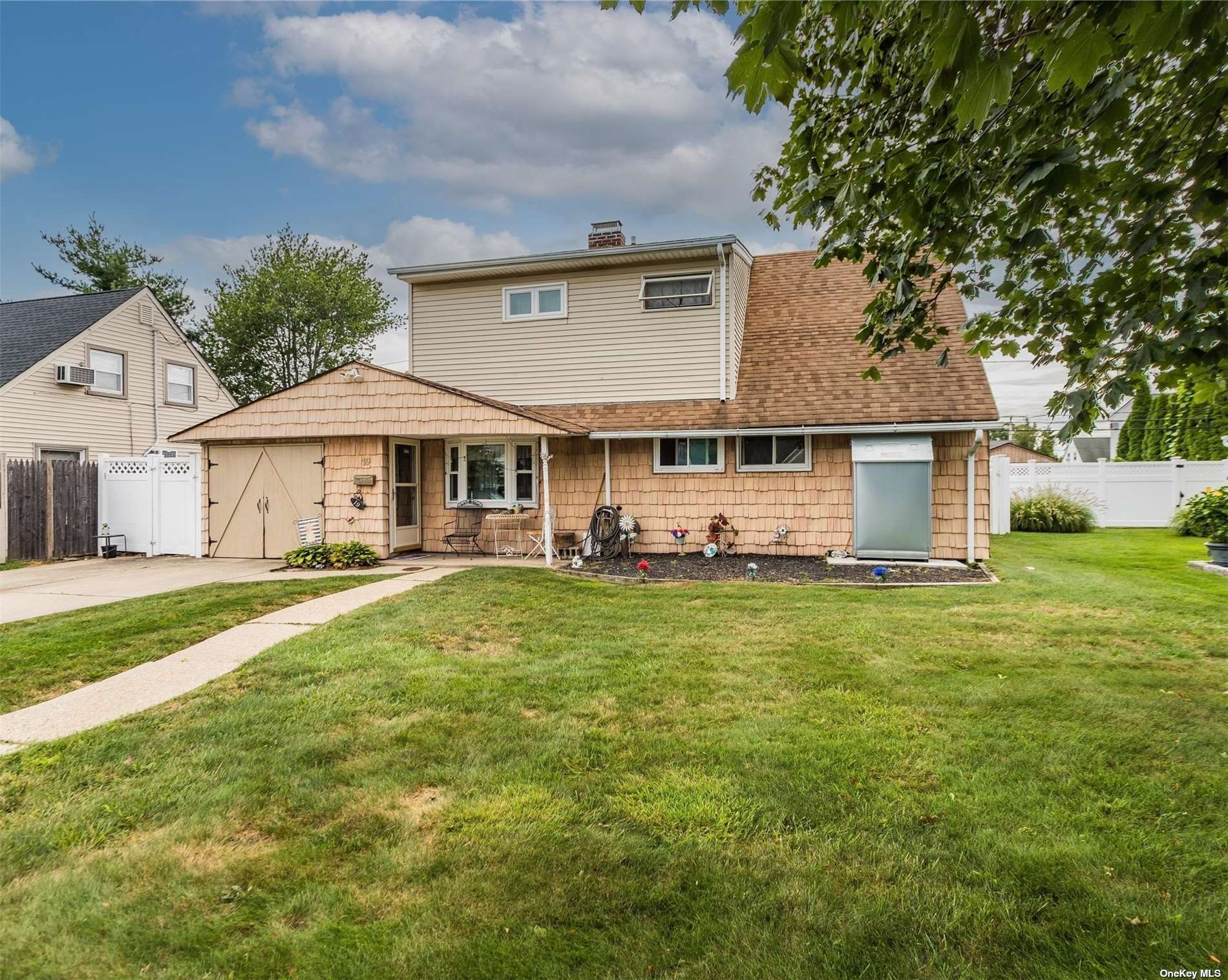 #1 photo, 19 Border Lane, 롱 아일랜드 Levittown , NY 11756