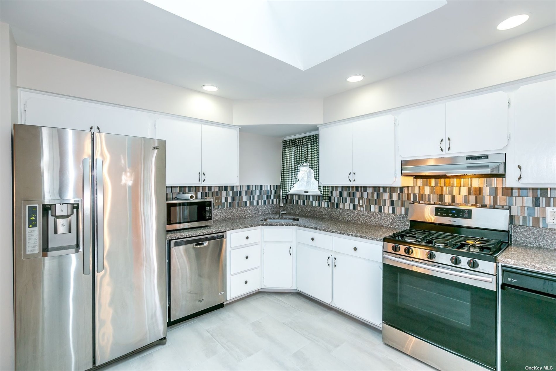 #1 photo, 2441 6th, ناسو East Meadow , NY 11554