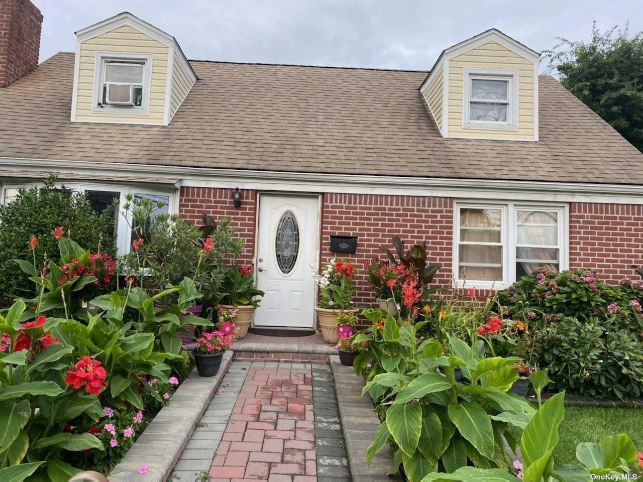 #1 photo, 16 Gardner Avenue, מחוז נסאו Hicksville , NY 11801