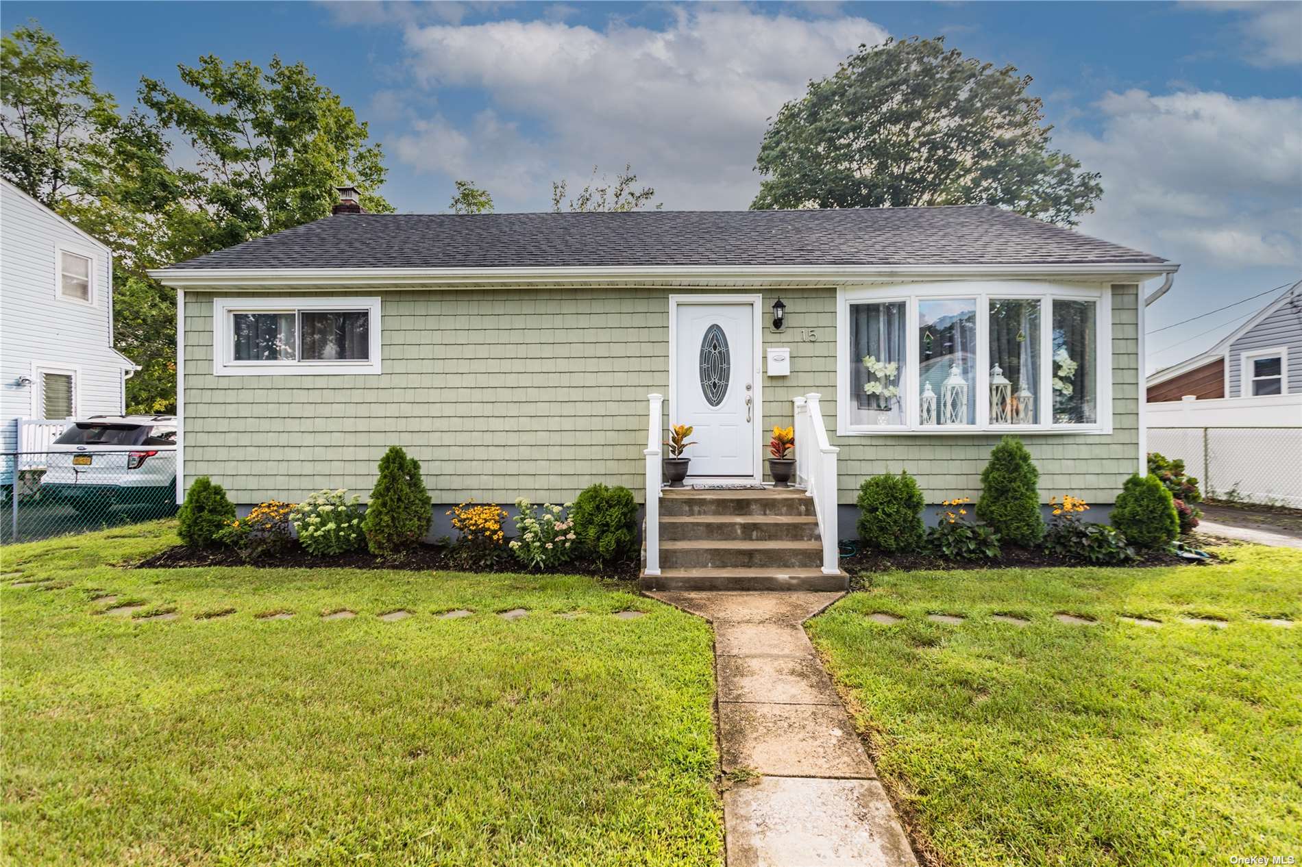 #1 photo, 15 Penndale Drive, 東長島 Amityville , NY 11701