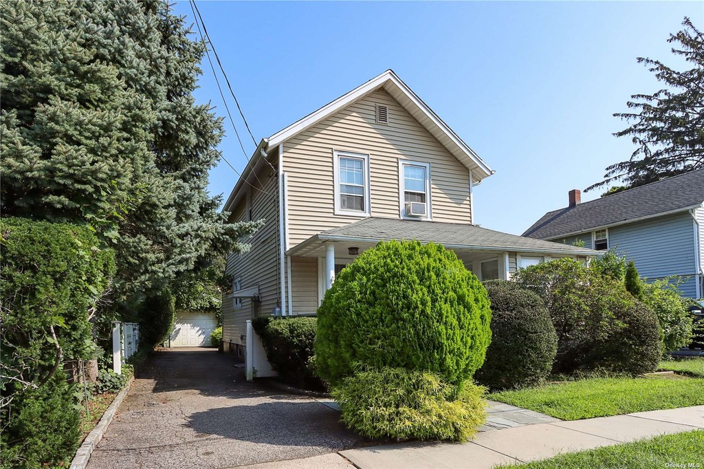 #1 photo, 205 Winthrop Avenue, নাসাউ কাউন্টি Westbury , NY 11590